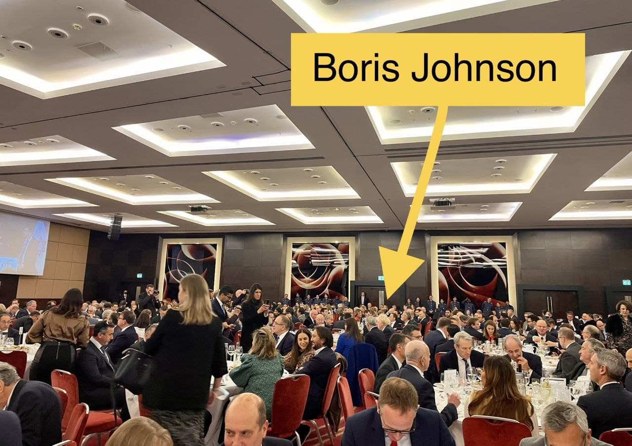 Kriminelle Regierung Johnson in London 29.11.2021:
                Lunch mit dem Kabinett ohne Masken und ohne Abstand -
                aber ab morgen sollen GB-Kinder Masken tragen