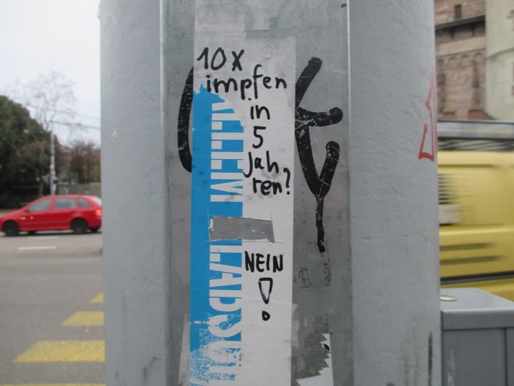 Widerstand Schweiz 30.11.2021: Grafitto mit
                      klarer Ansage: 10x impfen in 5 Jahren? NEIN!