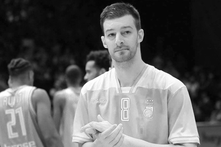 Verdacht
                GENimpfmord in Athen 6.12.2021: Basketballspieler Stevan
                Jelovac ist mit 32 weg - Ohnmacht und Schlaganfall - tot
                - nicht mehr sportlich: Ex-Bamberg-Spieler Stevan
                Jelovac ist tot: Basketball-Welt in tiefer Trauer