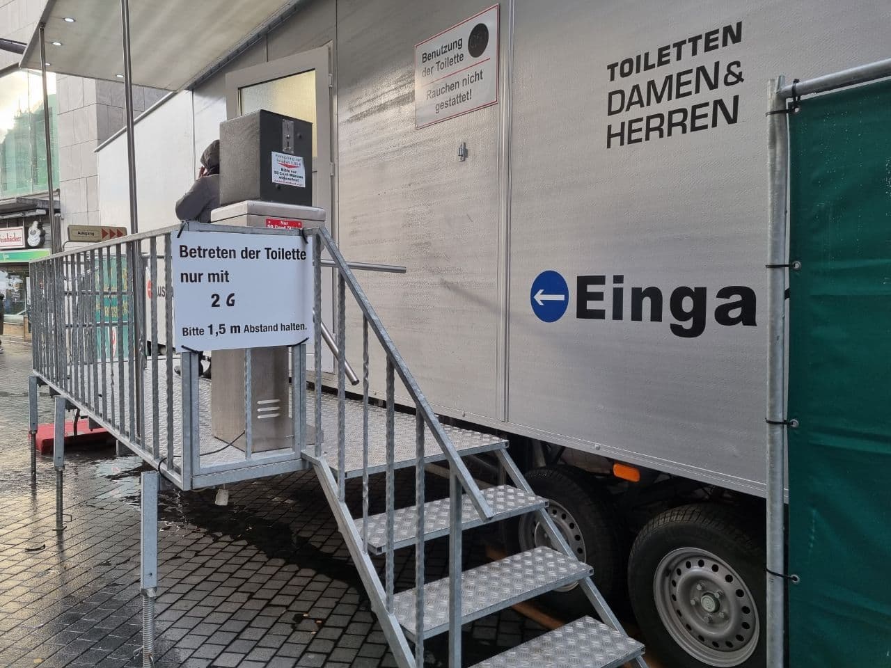 2G-Faschismus in Halle an
                  der Saale (4R von Scholzhitler) 4.12.2021: Auch die
                  Toilette ist mit 2G-Apartheid belegt