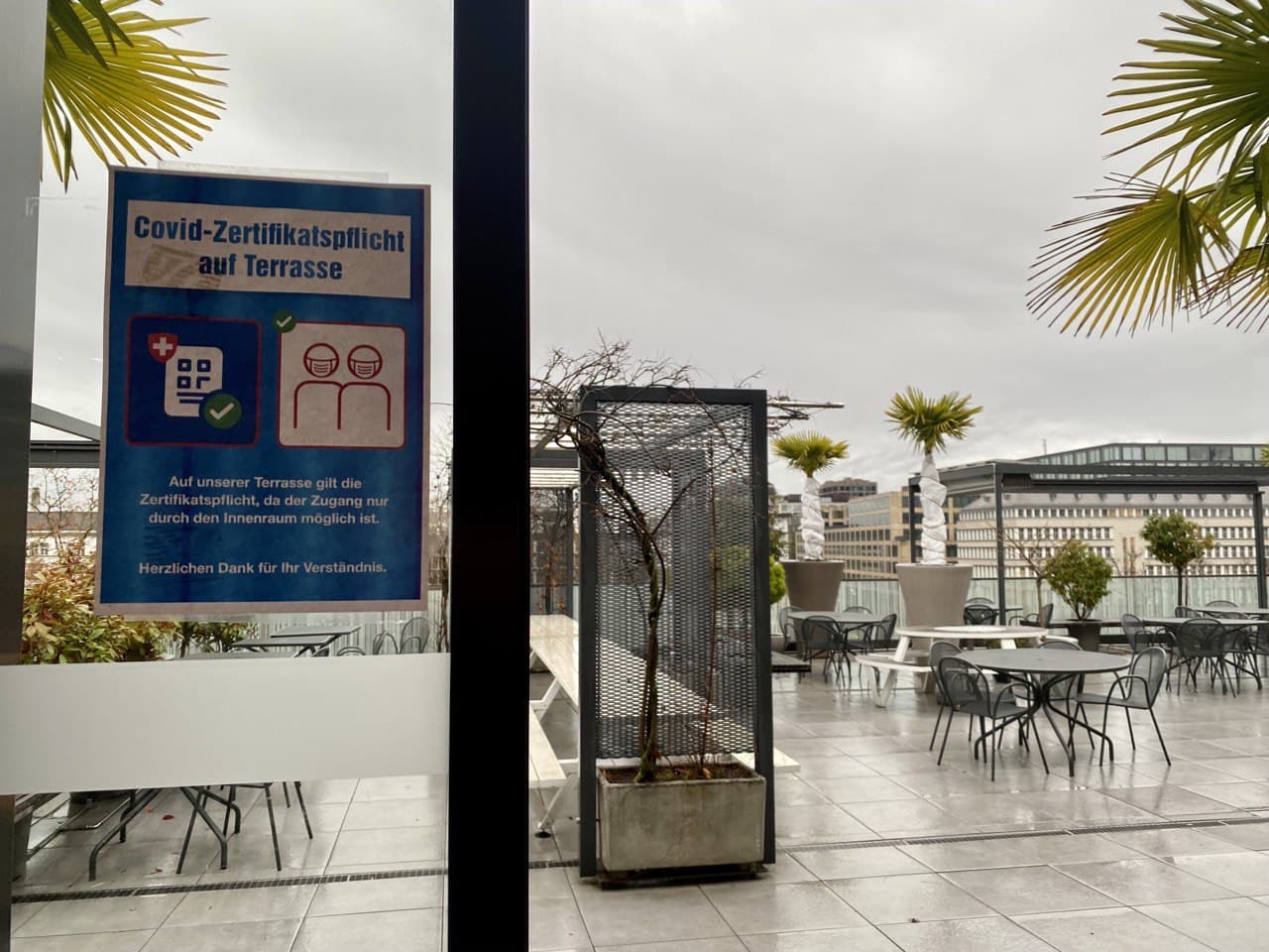 3G-Faschismus in Z�rich Migros
                  L�wenplatz 4.12.2021: Auch auf der Terrasse gilt nun
                  3G-Faschismus