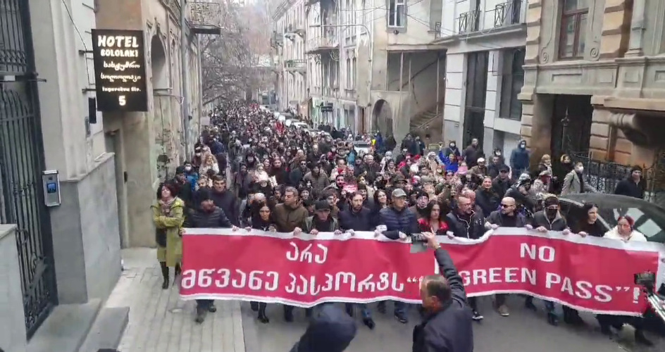 Widerstand mit Demo in Tiflis (Georgien)
                  13.12.2021: Massendemonstration vom Sonntag in der
                  georgischen Hauptstadt Tiflis gegen Impfp�sse und
                  Mandate