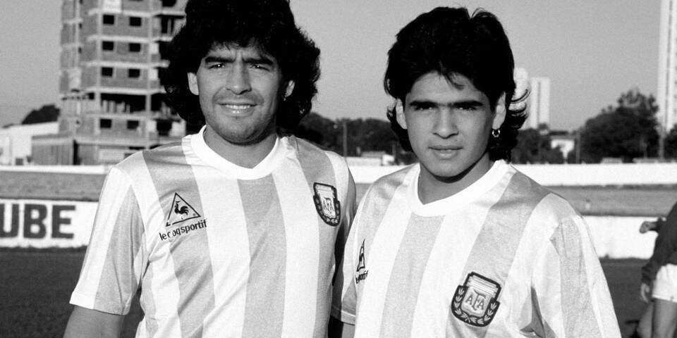 Diego
                und Hugo Maradona - Hugo ist mit Herzinfarkt mit 52 weg,
                Verdacht GENimpfmord
