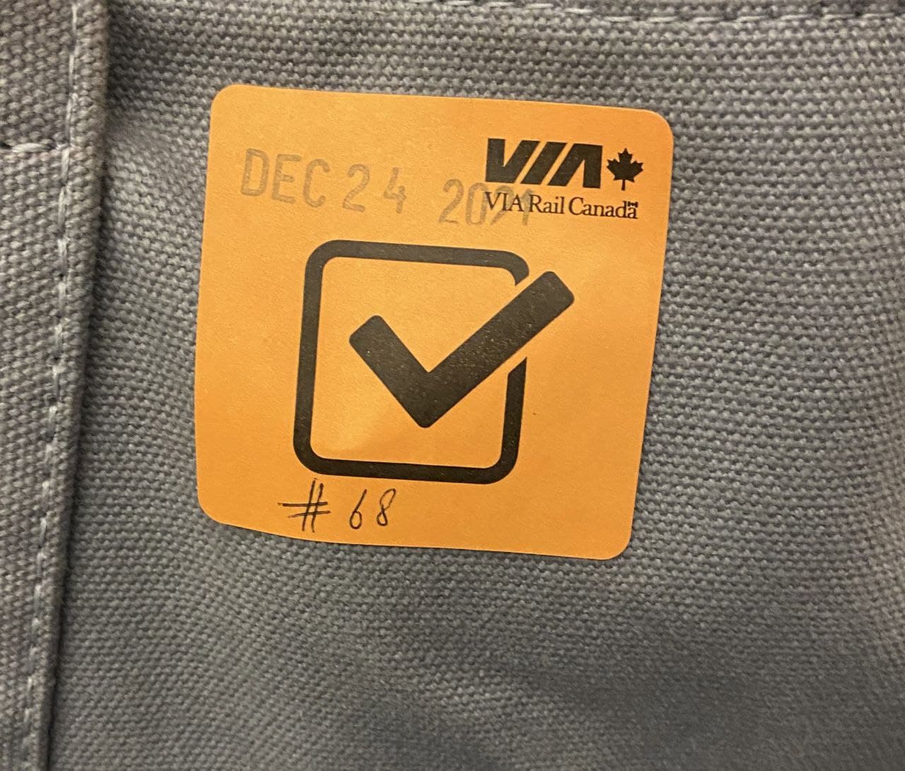 Montreal (1G-Fascho-Kanada) 26.12.2021:
                    GENgeimpfte m�ssen im Zug einen Impfkleber tragen