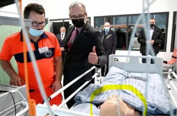 Spitaldesaster 4R? 3.1.2022:
                  Schaufensterpuppen liegen da im Spitalbett als
                  Coronakranke: Sch�n zu sehen, dass sich die
                  Schaufensterpuppe von Covid erholt. (Glad to see the
                  mannequin is recovering from covid)