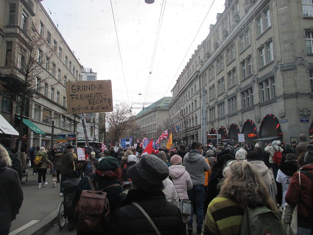 Manif. en Zurich 8-1-2022 15:
                  La manifestaci�n pasa una parte de la calle de la
                  Estaci�n en Zurich (Bahnhofstrasse)