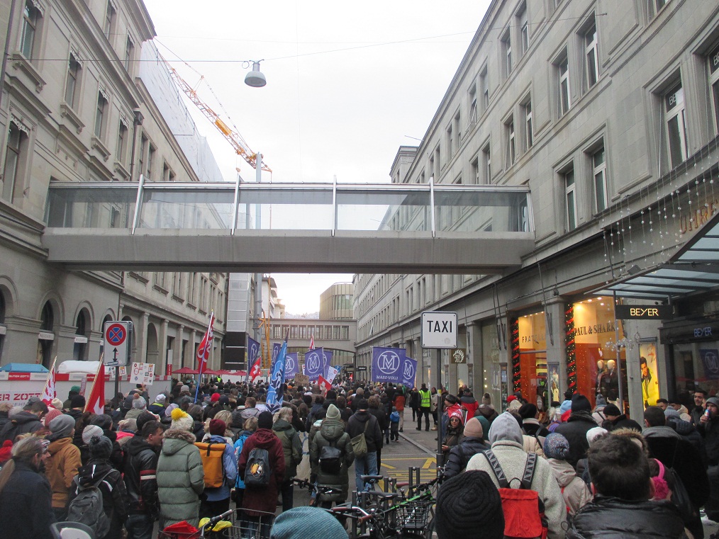 Manif. en
                  Zurich 8-1-2022 16: La manifestaci�n pasa la zona de
                  los bancos en Zurich