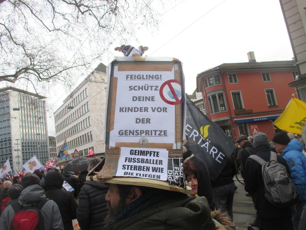 Manif.
                  en Zurich 8-1-2022 3+4: Simpre mueren m�s f�tbolistas:
                  "F�tbolistas vacunados mueren como moscas."
                  (orig. alem�n: "Geimpfte Fussballer sterben wie
                  die Fliegen")