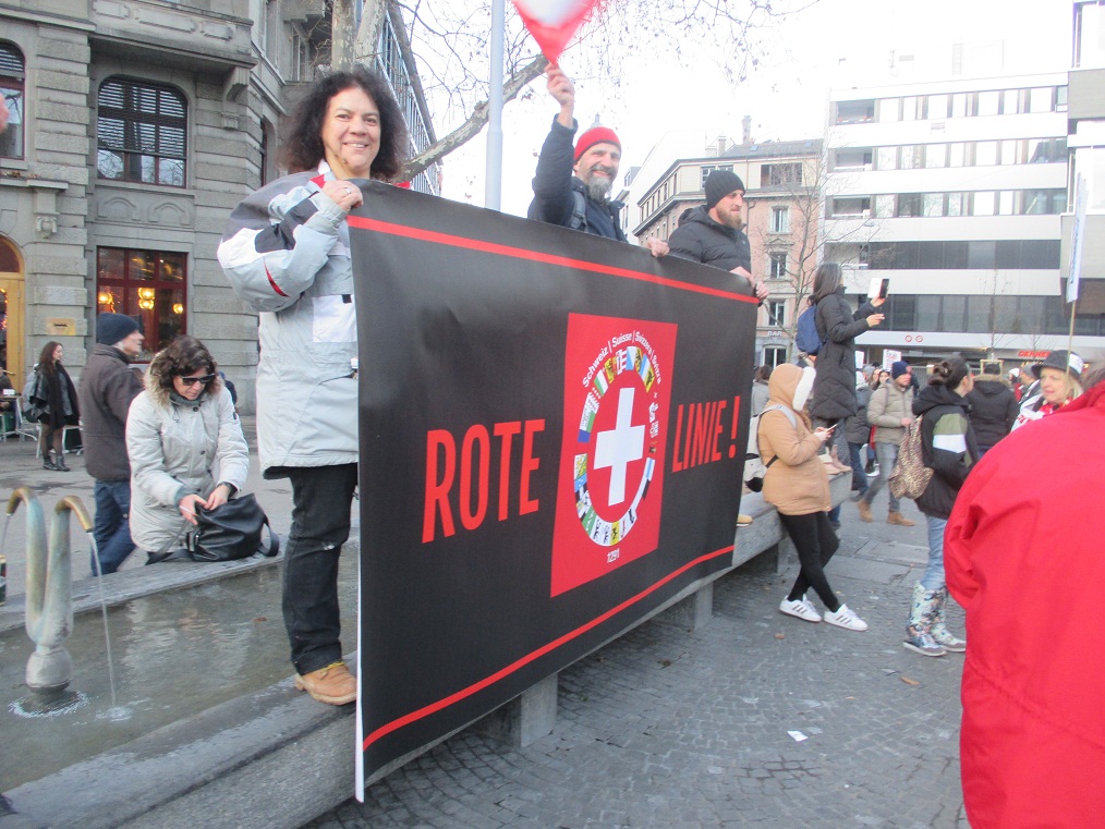 Manif. en Zurich 8-1-2022
                    21: En la Plaza de la Helvetia se presenta una
                    "l�nea roja" suiza (Rote Linie!)