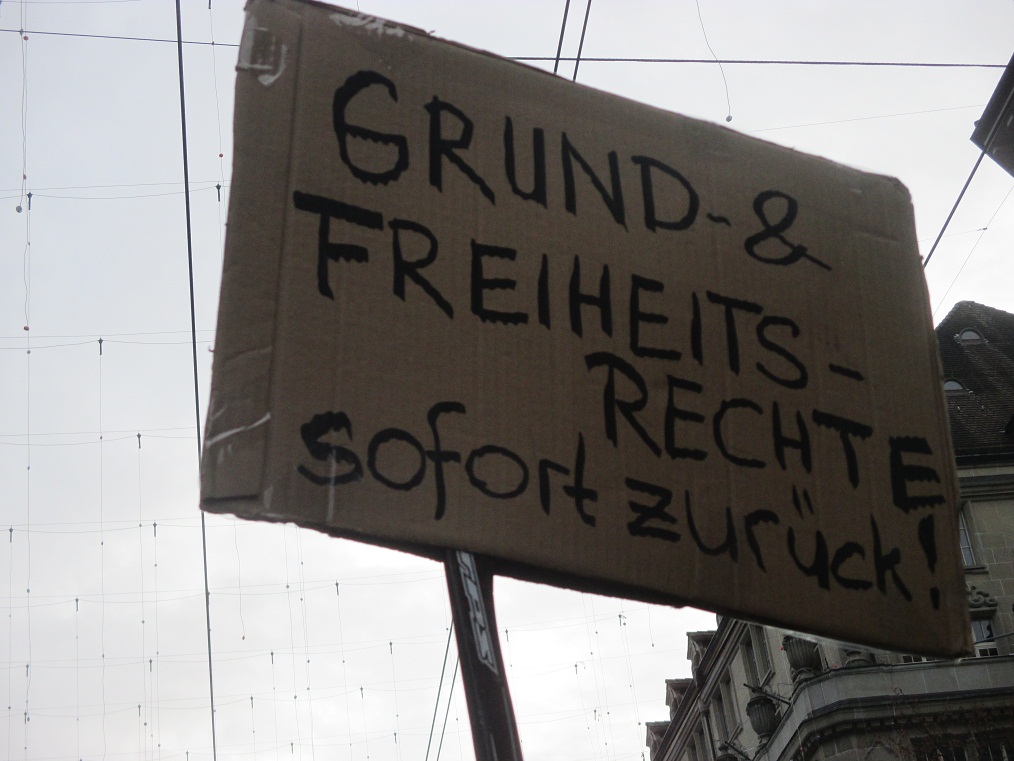 Manif. en Zurich 8-1-2022 13a+b: Devuelvan
                    pronto los derechos b�sicos y de la libertad! (orig.
                    alem�n: Grund- und Freiheitsrechte sofort zur�ck!)