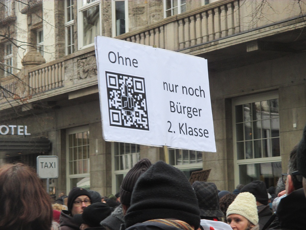 Demo in Z�rich 8.1.2022 08: Ohne QR-Code soll man
                  nur noch B�rger 2ter Klasse sein? Geht nicht!