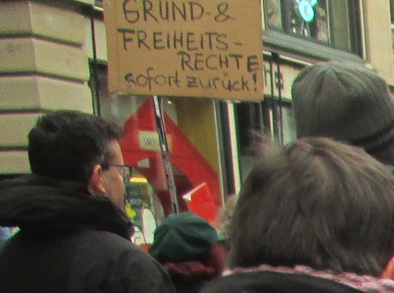 Manif. en Zurich 8-1-2022 13a+b: Devuelvan
                    pronto los derechos b�sicos y de la libertad! (orig.
                    alem�n: Grund- und Freiheitsrechte sofort zur�ck!)