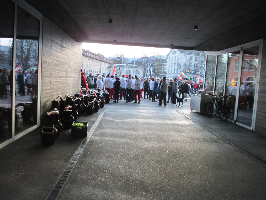Manif. en
                  Zurich 8-1-2022 23: Cencerros de Trychler en la plaza
                  de la Helvetia