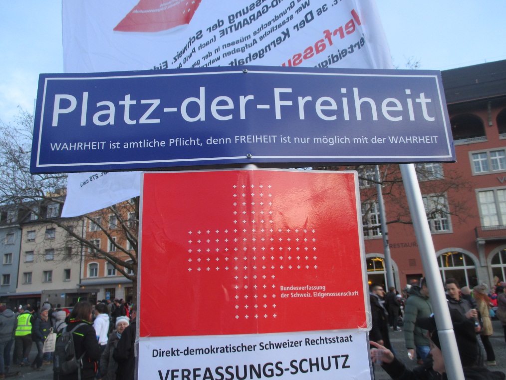 Demo in Zurich, Jan.8, 2022
                  24: Street sign "Freedom Square"
                  ("Platz-der-Freiheit") made by the Friends
                  of the Constitution