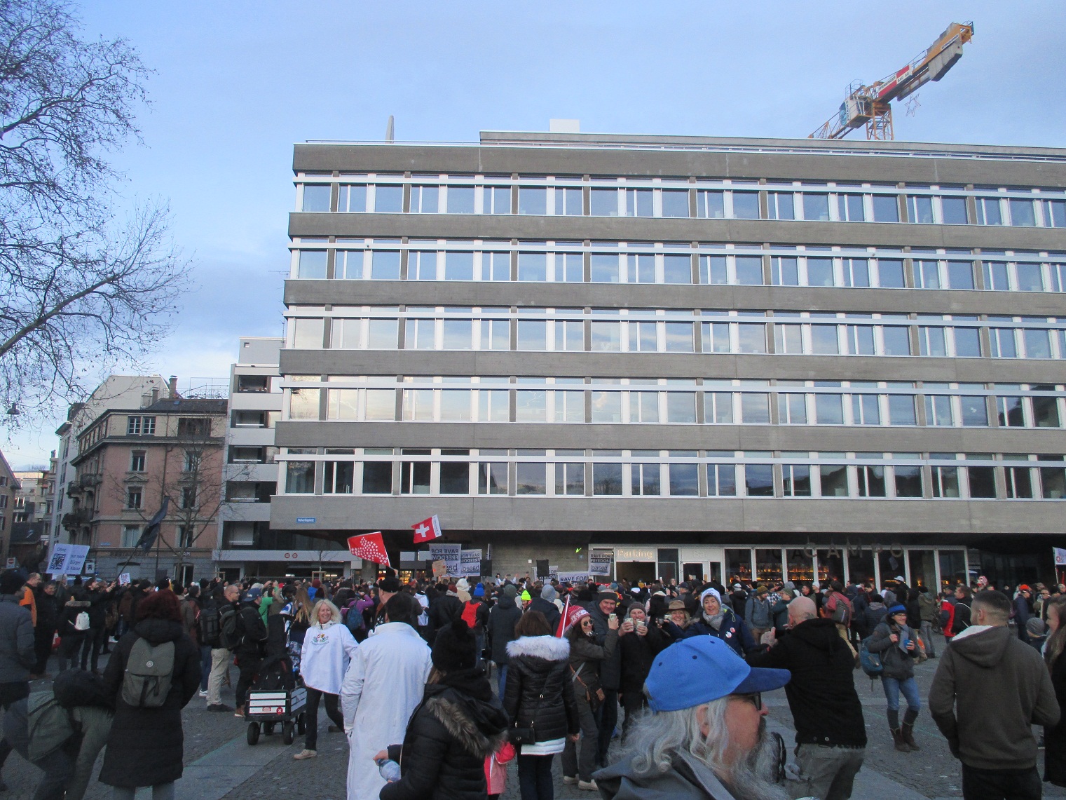 Manif. en Zurich
                    8-1-2022 22: El tiempo despu�s de la manifestaci�n
                    con la bandera de los Amigos de la Constituci�n
                    (Freunde der Verfassung) en la Plaza de la Helvetia