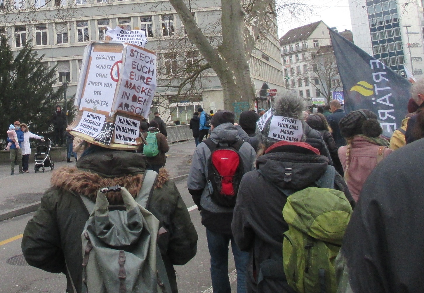 Manif.
                  en Zurich 8-1-2022 3+4: Simpre mueren m�s f�tbolistas:
                  "F�tbolistas vacunados mueren como moscas."
                  (orig. alem�n: "Geimpfte Fussballer sterben wie
                  die Fliegen")