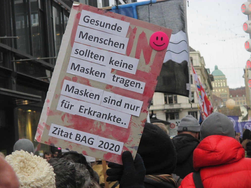 Manif. en Zurich 8-1-2022 11: M�scaras solo son
                  para enfermos, eso dijo el ministerio de salud de
                  Suiza en 2020 ya (BAG): "Gente sana no deber�a
                  ponerse mascarillas. Mascarillas solo son para gente
                  enferma. Citaci�n BAG 2020" (orig. alem�n:
                  "Gesunde Menschen sollten keine Masken tragen.
                  Masken sind nur f�r Erkrankte.. Zitat BAG 2020")