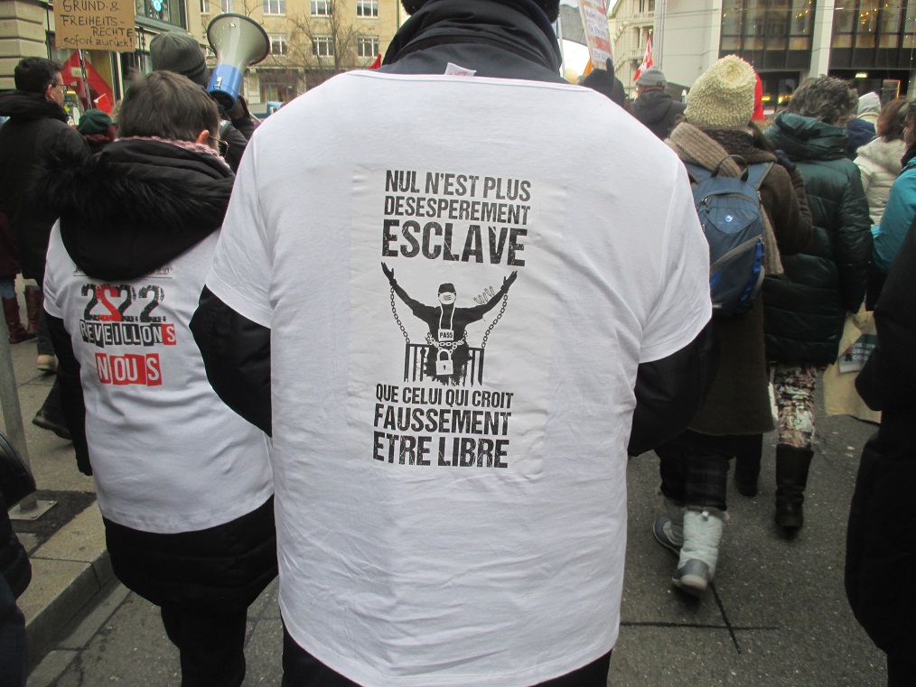 Manif. en
                  Zurich 8-1-2022 12: "Esclavitud no va a ser
                  posible. Gente que se sienten libres en la esclavitud,
                  tienen un sentimiento falso de libertad." (orig.
                  franc�s: "Nul n'est plus d�s�sp�rement �sclave
                  que celui qui croit faussement �tre libre.") [12]
                  "�Despertar!" (orig. franc�s:
                  "R�veillons-nous!")