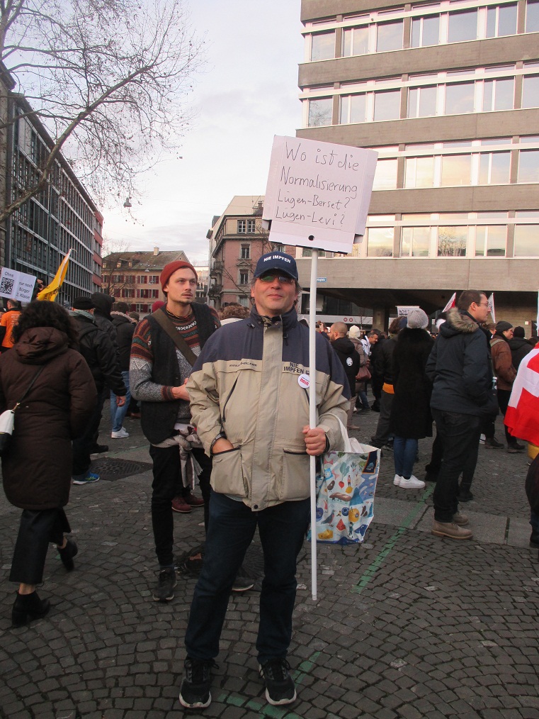 Manif. en Zurich 8-1-2022 20: JAM�S VACUNAR
                    (NIE IMPFEN) pregunta: "D�NDE se queda la
                    norrmalizaci�n, mentiroso Berset? mentirosa
                    Levy?" (orig. alem�n: "WO ist die
                    Normalisierung, L�gen-Berset? L�gen-Levy?")