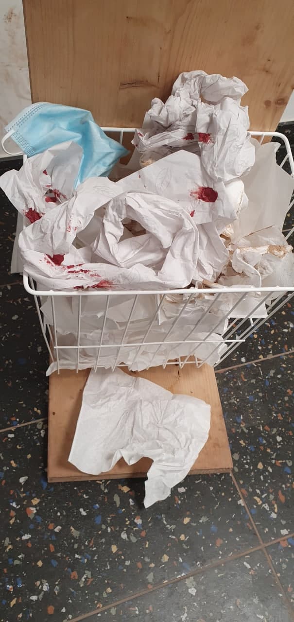 Testwahn an Schulen im 4R am
                    11.1.2022: Blutige Papiere von blutigen Nasen auf
                    den Toiletten ohne Ende