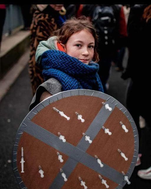 Widerstand mit Demo in
                  Holland 26.1.2022: Schild gegen GENimpfungen