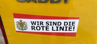 Widerstand in
                      Sachsen mit Kleber 22.1.2022: WIR SIND DIE ROTE
                      LINIE!