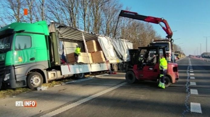 Verdacht GENimpfmord Vaccident in Belgien
                    28.1.2022: Lkw-Fahrer stirbt am Steuer, sein Lkw
                    landet gl�cklicherweise nur am Strassenrand -
                    Meldung vom 24.1.2022: Le chauffeur d'un
                    semi-remorque perd la vie sur l'E42 � Gosselies