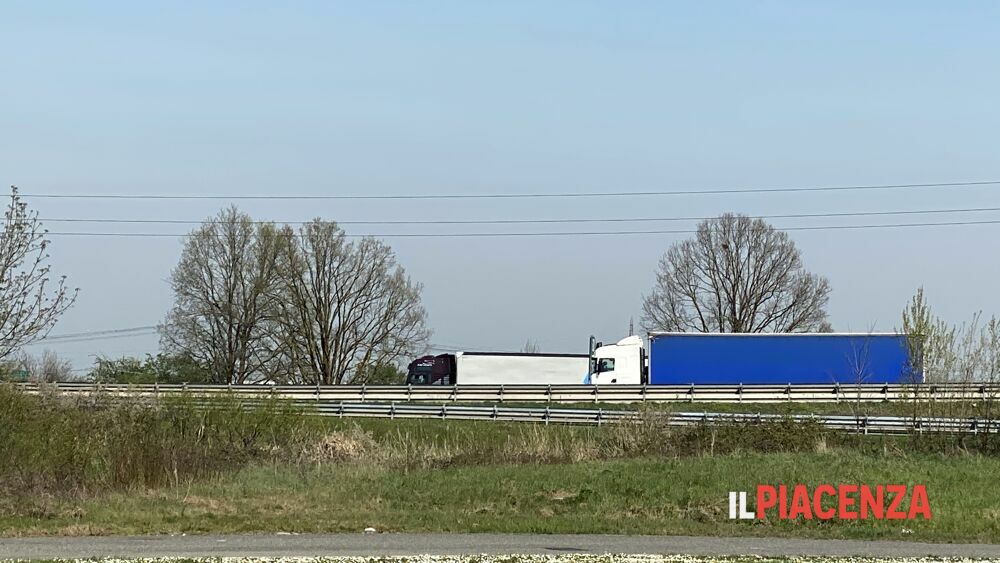 2G-Fascho-Italien: Klw-Fahrer aus Belgien stirbt
im abgestellten Lkw, 3.2.2022 2G-Fascho-Italien:
Klw-Fahrer aus Belgien stirbt im abgestellten Lkw,
3.2.2022