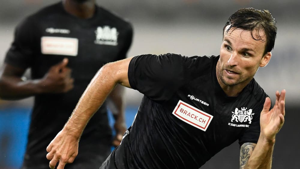 GENimpfschaden Lausanne (Schweiz) 5.2.2022:
                  Fussballspieler Perrier �berlebte Herzstillstand -
                  wird aber nie mehr Profi sein: Micha�l Perrier
                  �berlebte einen Herzstillstand – jetzt verabschiedet
                  sich der Ex-Aarauer endg�ltig vom Profifussball