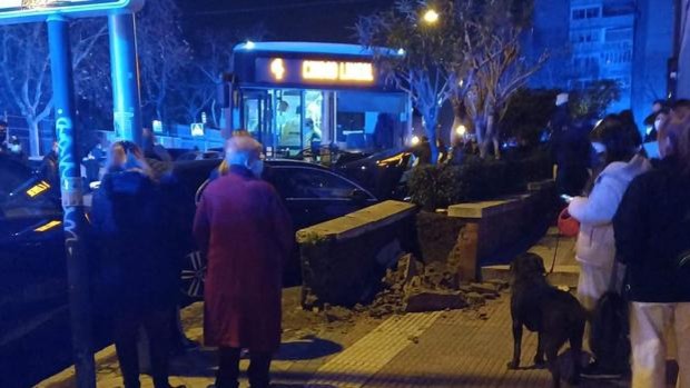 Vaccident Madrid (Spanien) 3.2.2022: Busfahrer
                    mit Ohnmacht schiebt 14 Autos zusammen Un conductor
                    de la EMT pierde el conocimiento en plena ruta y
                    choca contra 14 coches aparcados en San Blas