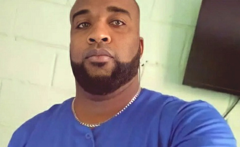 Verdacht GENimpfmord
                  Dominikanische Republik 7.2.2022: Mann
                  "Botot�" (30) spielt Basket und hat
                  Herzinfarkt - tot