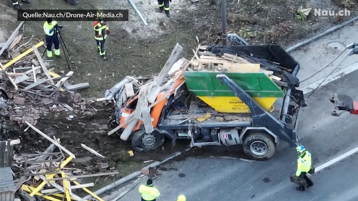 Verdacht Vaccident im Kanton Aargau
                        8.2.2022: Lkw demoliert Haus: Schafisheim AG
                        Lastwagen kracht in Haus – Helfer verzweifelt