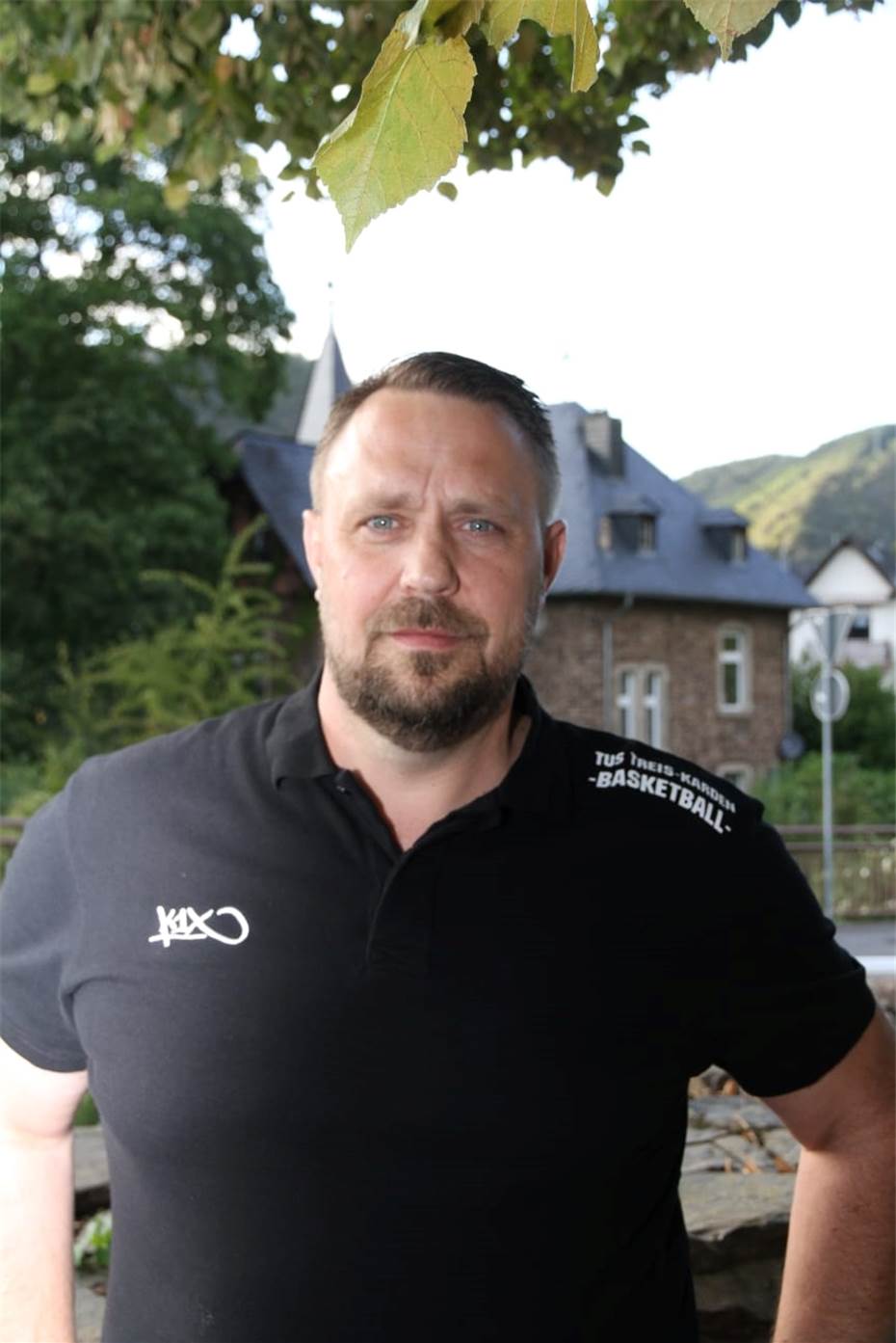 Verdacht GENimpfmord in Treis-Karden
                (Rheinland-Pfalz, 4R) 14.2.2022: Thomas Lippe ist weg
                ohne Vorank�nigung: Nachruf: Thomas Lippe verstorben:
                Basketball-Abteilungsleiter, Gesch�ftsf�hrer des
                F�rdervereins Basketball des TuS Treis-Karden