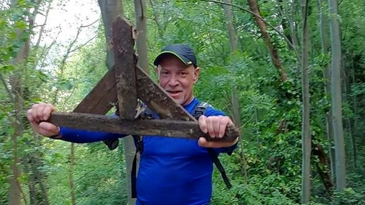 Verdacht
                GENimpfmord Region Padua 14.2.2022: Mauro Zanardo (62)
                stirbt beim Waldlauf im H�gelland: La tradizionale
                corsetta domenicale termina in tragedia: podista 62enne
                perde la vita sui Colli