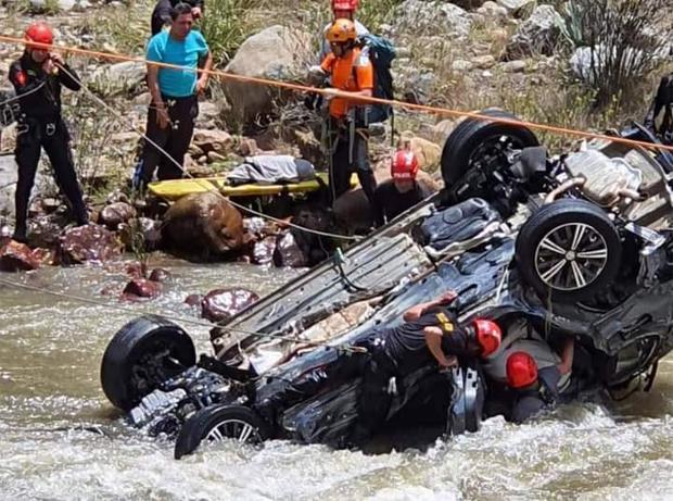 Verdacht Vaccident in der Region Huaraz (Ancash
                    - Fascho-Peru) 19.2.2022: Auto kommt von Strasse ab
                    und landet auf dem Dach im Fluss - Polizei vermutet
                    Regen und Wind als Ursache (?!): �Tragedia! Familia
                    entera cae al r�o Santa: esposos desaparecieron y el
                    hijo de ambos falleci�
