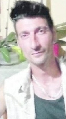 Verdacht GENimpfmord in
                    Sant'Ippolito (1G-Fascho-Italien) 21.2.2022: Simone
                    Tomassetti stirbt am Steuer - das Auto f�hrt in ein
                    Feld hinaus - er ist mit 46 weg: Un malore e finisce
                    con l'auto in un campo: Simone Tomassetti muore a 46
                    anni, lascia un figlio