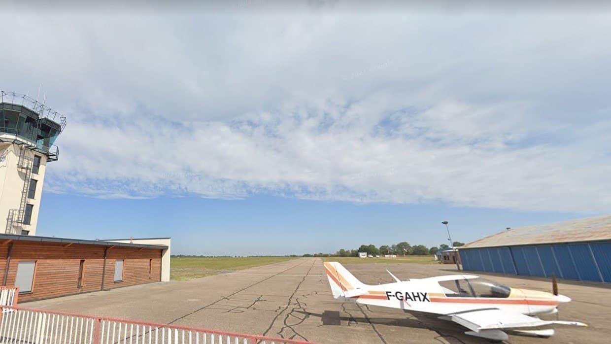 Verdacht
                  GENimpfmord Roanne (Loire, 2G-Fascho-Frankreich)
                  26.2.2022: Sportpilot hat Herzstillstand beim Start -
                  landet und stirbt im Cockpit: Roanne: 63-j�hriger
                  Sportpilot erleidet beim Abheben Herzstillstand, kann
                  das Flugzeug noch notlanden, jedoch von den Sanit�tern
                  nicht mehr wiederbelebt werden. Geschehen am 25.2.22
                  (orig. Franz�sisch: Loire. Un pilote d'avion meurt
                  apr�s un arr�t cardiaque en plein vol � Roanne)