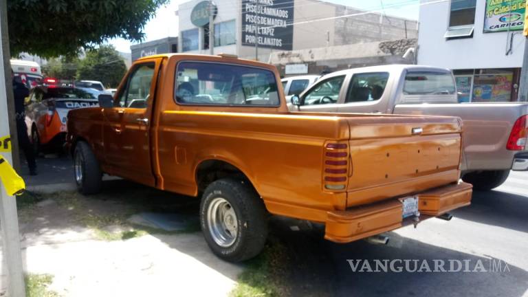 Torre�n (Mexiko) 25.2.2022: Autofahrer Mariano
                  L�pez stirbt am Steuer in einem Pickup: De infarto
                  mueren 2, uno al volante otro en laboratorio