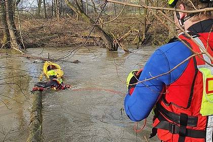 Verdacht GENimpfmord an Sportlern
                  Region Paderborn (4R) 25.2.2022: Kanufahrer tot
                  aufgefunden: Toter Kanufahrer in Amelunxen:
                  Ermittlungen eingestellt