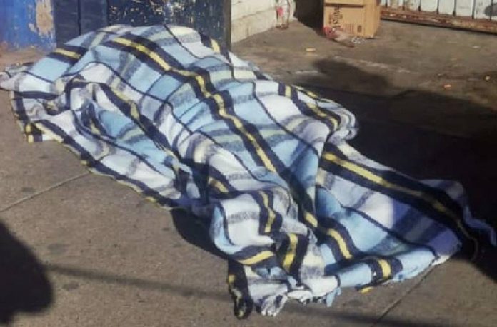 Aguascalientes (Mexiko)
                  25.2.2022: Miguel ca. 60 stirbt durch Herzinfarkt auf
                  dem Trottoir vor einem Billardclub - er wollte nach
                  Hause gehen: Sexagenario cay� fulminado