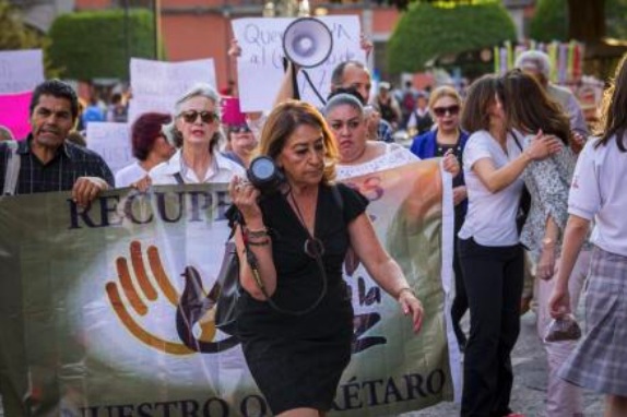 Vaccident in
                        Quer�taro (Mexiko) 7.3.2022:
                        Journalisten-Fotografin Coco Ontiveros (ca.60):
                        Herzinfarkt am Steuer - Vaccident - tot:
                        Quer�taro, Mexiko: Die Journalistin und
                        Fotografin Coco Ontiveros bricht am Steuer ihres
                        Wagens mit Herzstillstand zusammen, verursacht
                        einen Unfall und stirbt. Meldung vom 4.3.22
                        (orig. Spanisch: Fallece la periodista
                        queretana, Coco Ontiveros)