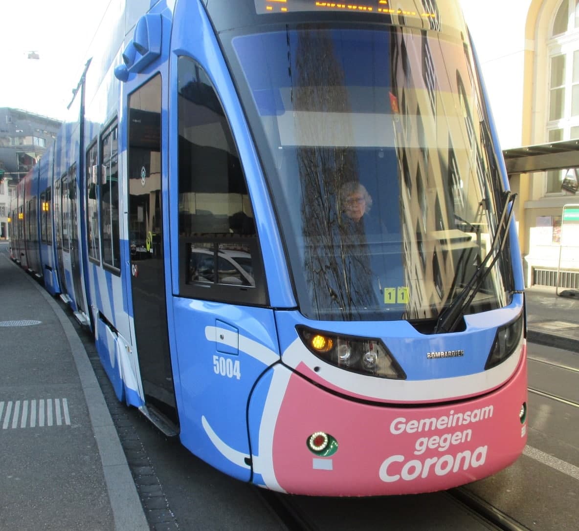 T�dliche GENimpfwerbung bei
                        der BVB in Zion-Pharma-Basel 10.3.2022:
                        Werbetram f�r die 3. GENimpfung