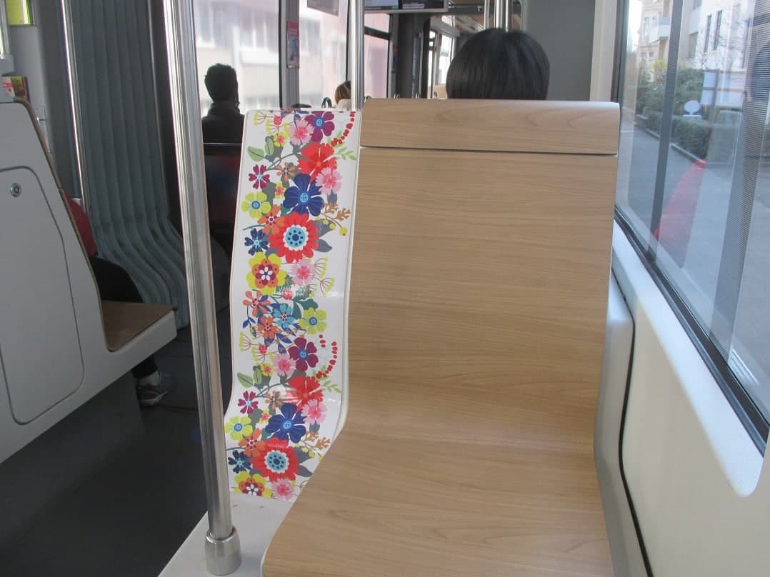 T�dliche
                        GENimpfwerbung bei der BVB in Zion-Pharma-Basel
                        10.3.2022: Werbetram f�r die 3. GENimpfung:
                        Blumenmuster