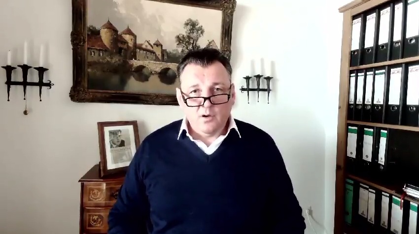 Kriminelle Regierungen weltweit 7.3.2022:
                        setzen f�r die t�dlichen GENimpfungen das
                        Arzneimittelrecht ausser Kraft - Vortrag f�r das
                        4R von M. Buchner von Comunitas Bonorum! Teile
                        des Arzeimittelrechts wurden per Verordnung f�r
                        die Corona-Impfung au�er Kraft gesetzt