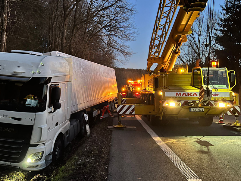 Frankenberg: Lkw im Graben muss
                  herausgeholt werden