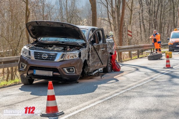 Verdacht Vaccident in Weimar-Legefeld
                    21.3.2022: Busfahrer (60) pl�tzlich im Gegenverkehr
                    - Nissan Pickup wird Opfer: Medizinischer Notfall?
                    Bus rammt PickUp im Gegenverkehr bei Weimar-Legefeld
                    - th�ringen112.de - Das Blaulichtportal
