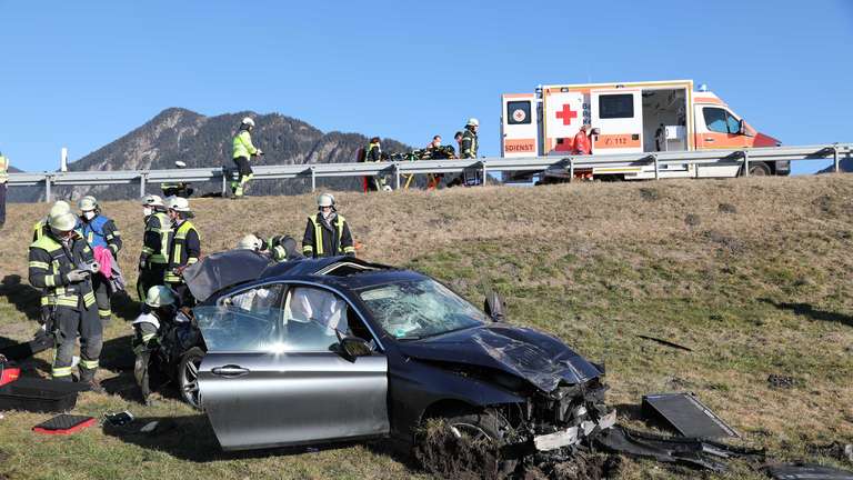 Verdacht Vaccident in Eschenlohe
                  (Bayern, 4R) am 14.3.2022: BMW rast auf die Wiese und
                  macht am Damm den 50m-Salto: "Ein medizinischer
                  Notfall kann ... nicht ausgeschlossen werden":
                  Sportwagen kommt ungebremst von der Autobahn ab und
                  �berschl�gt sich mehrfach