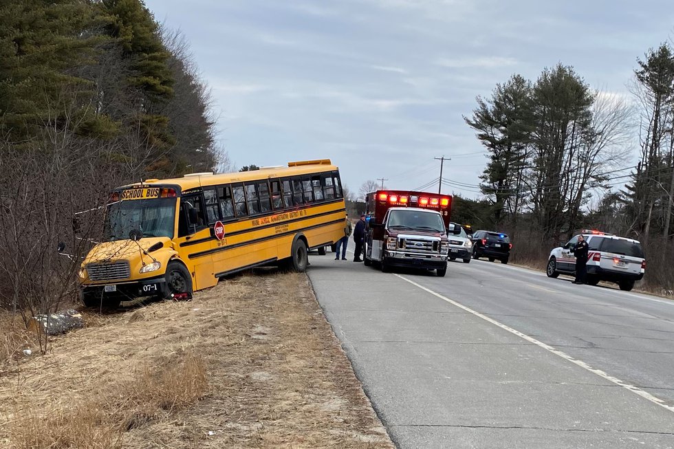Maine ("USA")
                16.3.2022: Schulbusfahrer hat Zusammenbruch am Steuer -
                Sch�ler bringen den Bus zum Stehen - der Fahrer stirbt
                im Spital: Maine: Fahrer eines Schulbusses kollabiert
                w�hrend er Fahrt, stirbt sp�ter im Krankenhaus. Sch�ler
                �bernehmen das Steuer und retten die Insassen. Meldung
                vom 15.3.22. (orig. Englisch: Students steer bus to
                safety after driver collapses at wheel)