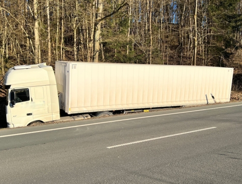 Verdacht
                  Vaccident in Frankenberg (Bayern) 21.3.2022: Einem
                  Lastwagenfahrer aus NL wird Schwarz vor Augen -
                  Strassengraben: Medizinischer Notfall - Sattelzug
                  kommt von Fahrbahn ab