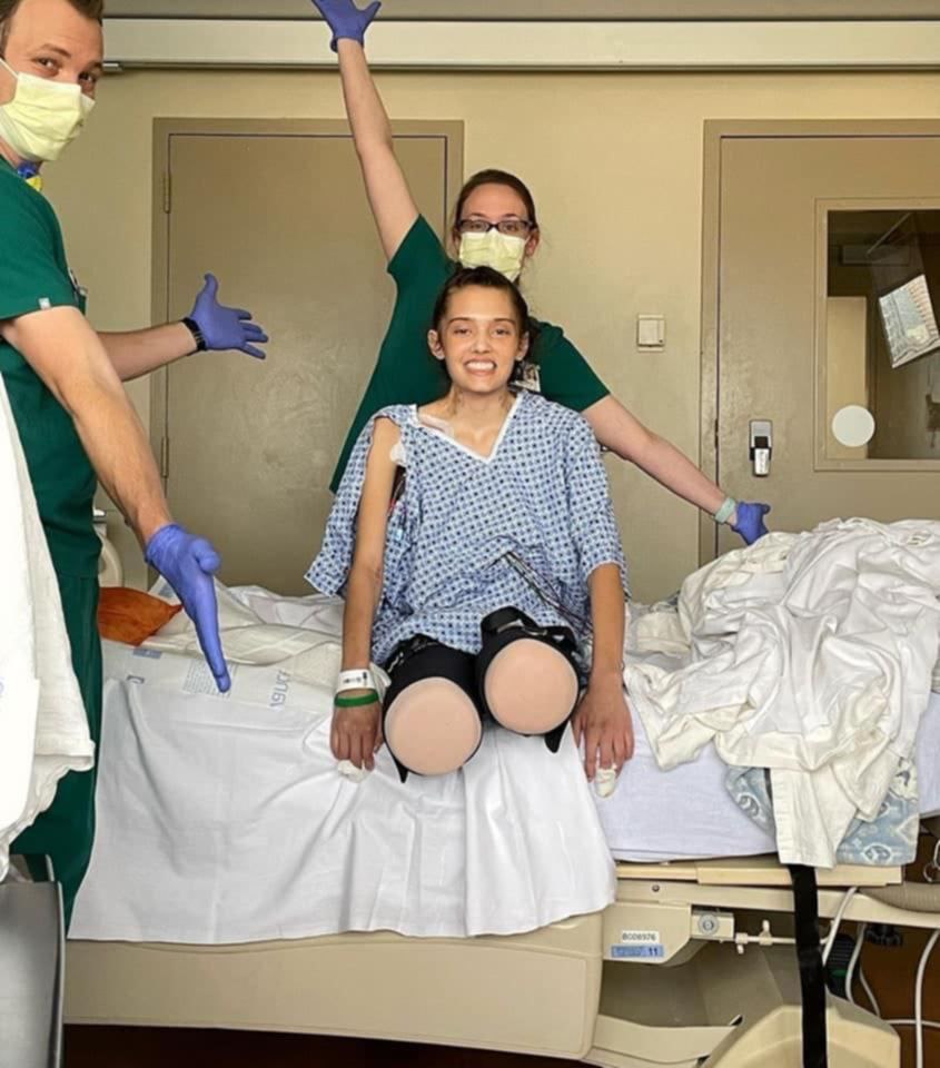 Florida
                  28.3.2022: Model Claire Bridges verliert beide
                  Unterschenkel und F�sse durch Amputation nach 2facher
                  GENimpfung 01